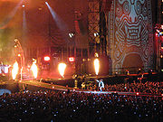 H&eacute;roes del Silencio durante una presentaci&oacute;n en vivo interpretando la canci&oacute;n Avalancha.
